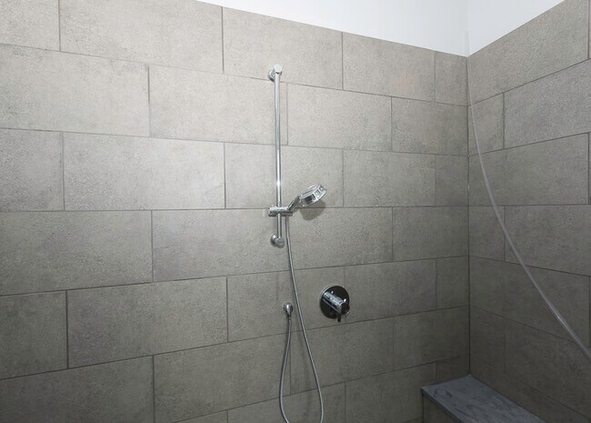 Building Photo - 520 N Western Ave