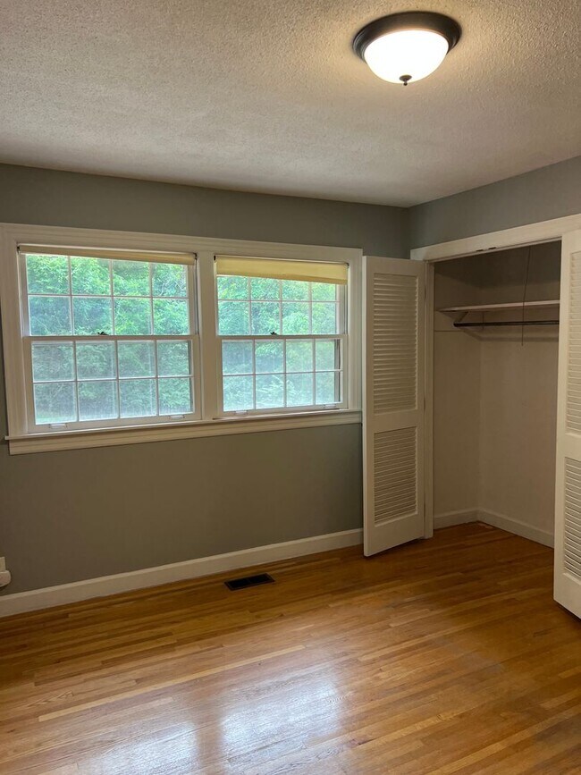 Building Photo - Single Family Home on almost an acre, 4 be...