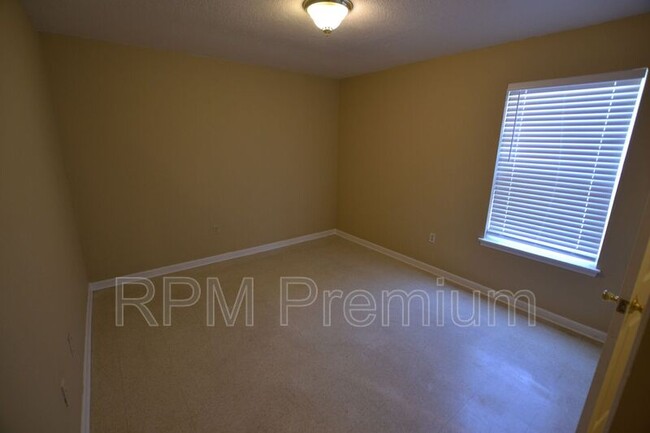 Building Photo - 2150 N Sherwood Forest Dr