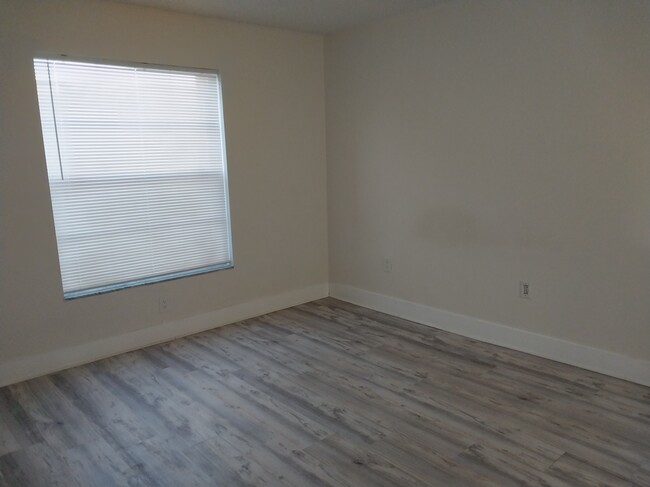 Large Master Bedroom - 9405 W Flagler St