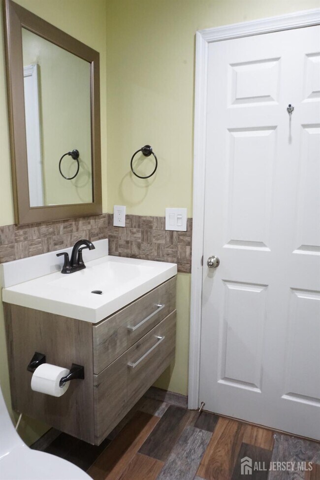 Building Photo - 160 Vasser Dr