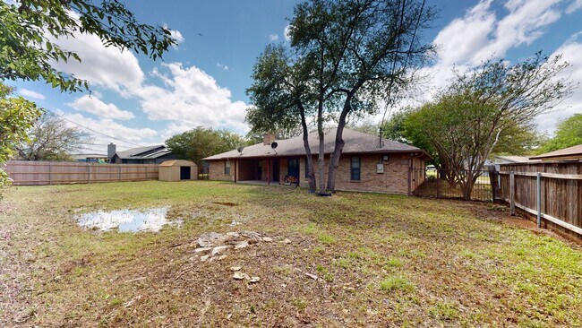 Building Photo - 2 WEEKS FREE + $1,595 for a 3 Bedroom vintage charmer in Harker Heights!