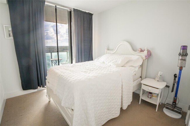 Building Photo - 300 Bowie St