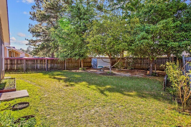 Building Photo - 3 Bedroom 2 Bathroom Nest in Fayetteville