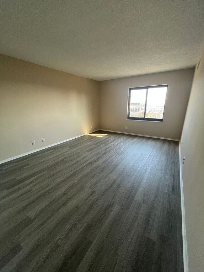 Building Photo - 203 Yoakum Pkwy