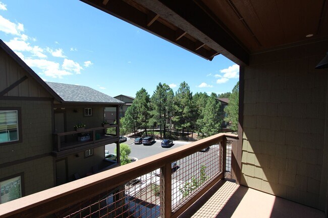 Building Photo - 1650 E Ponderosa Pkwy