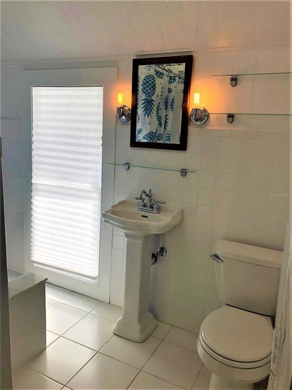 Building Photo - 835 Victoria Dr