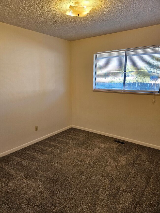 Building Photo - 47 Douglas Ln