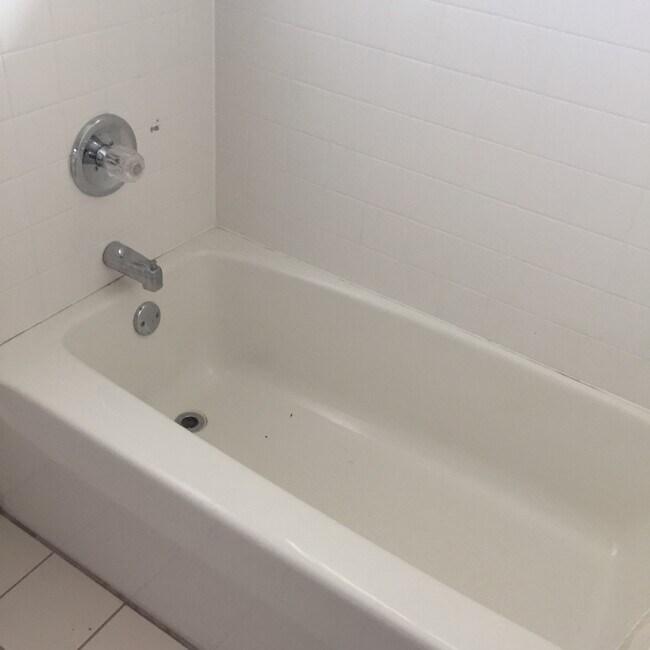Building Photo - 2 Bedroom Condo for Rent  Warrenville HTS