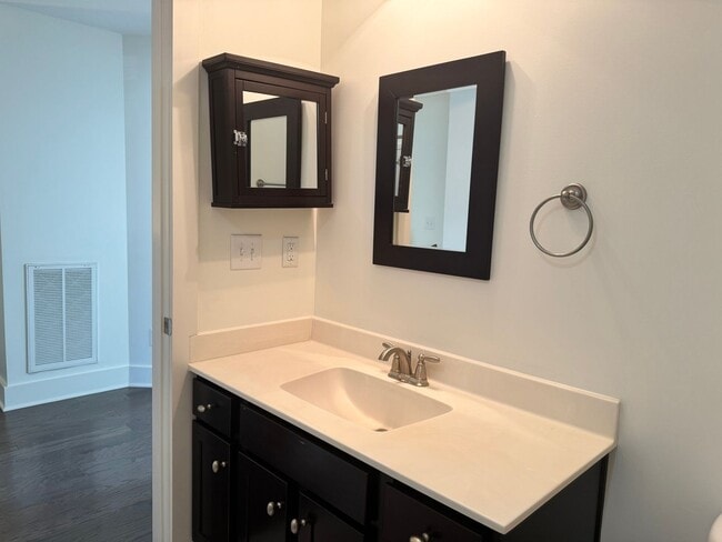 Building Photo - Beautiful 3BR Townhome in Franklin