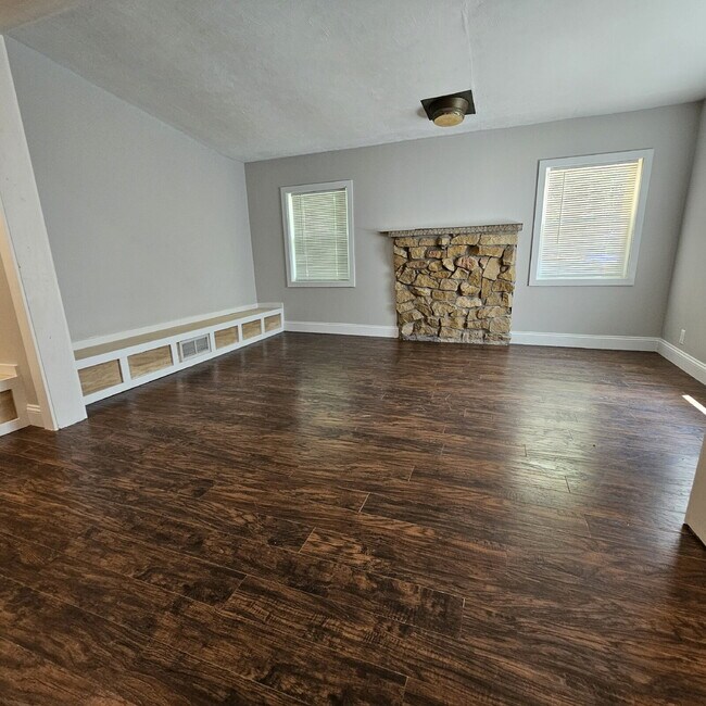 Building Photo - Duplex - 2 Bedroom, 2 Full Bathrooms and a...