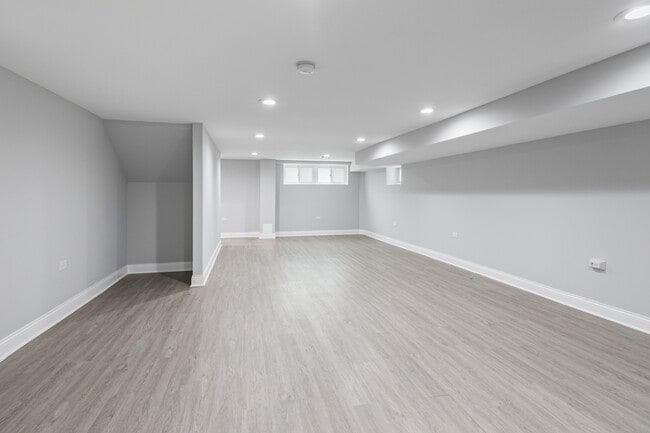 Building Photo - 1638 N Hamlin Ave
