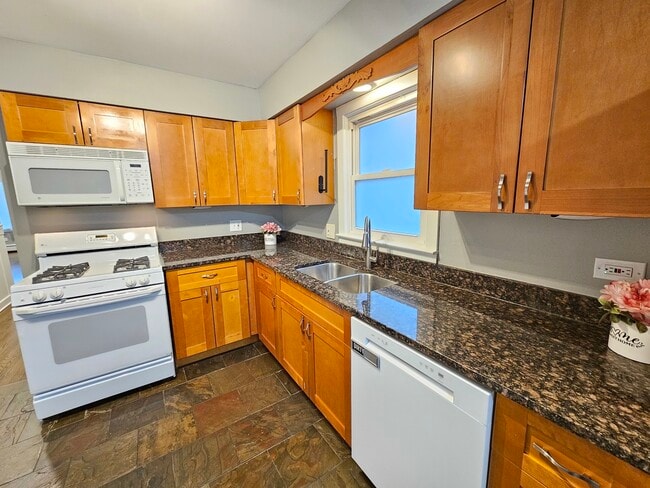 Building Photo - 311 Maple Ave