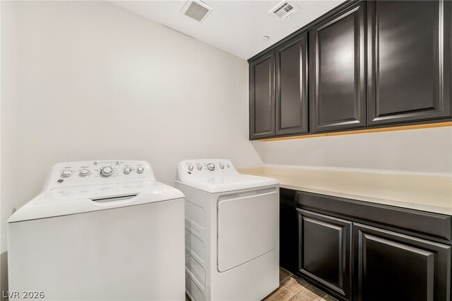 Building Photo - 900 Lotus Falls St