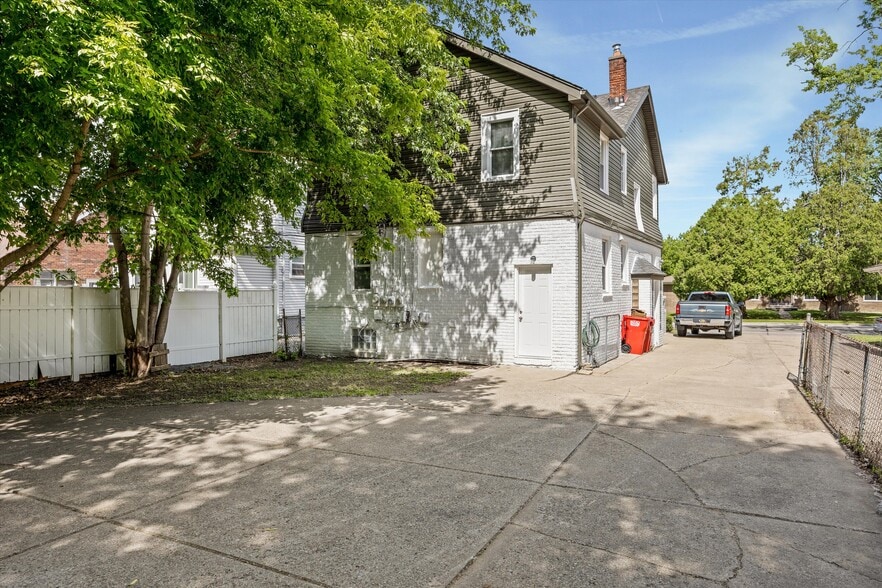 Building Photo - 22911 Hayes Ave