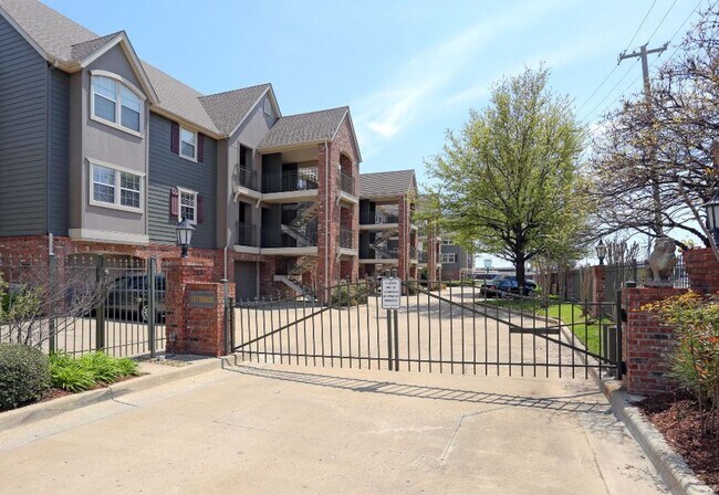 Building Photo - Beautiful large 2-bedroom 2 baths with 1 car garage in Mid Town Tulsa!!
