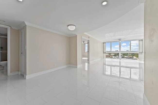 Building Photo - 301 Lake Shore Dr