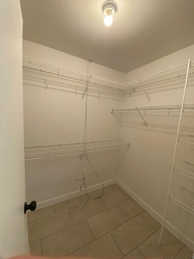 Building Photo - Renovated Super Sharp 3 bedroom, 2 bathroo...