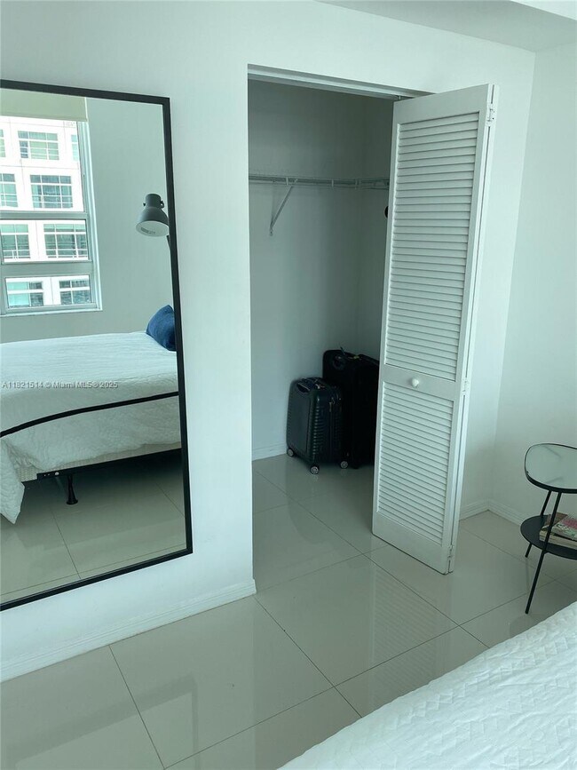 Building Photo - 950 Brickell Bay Dr