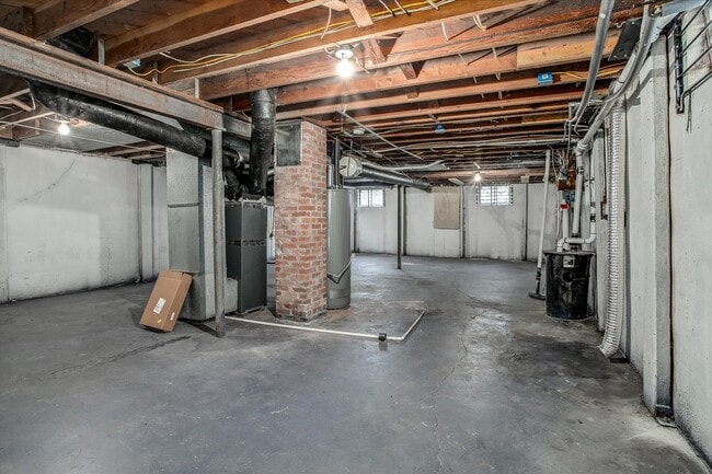 Building Photo - Your Cozy Kansas City Retreat Awaits – Wit...