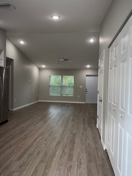 Building Photo - 6054 N Moss Cir