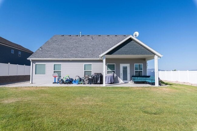 Building Photo - 4 Bed - 2.5 Bath Single Family Home Cimarr...