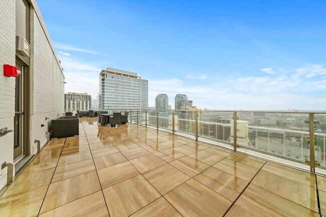 Building Photo - 1255 N Sandburg Terrace