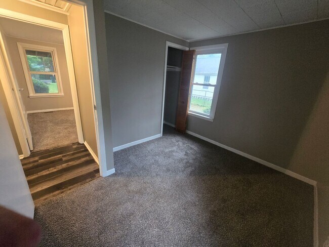 Building Photo - 3 Bedroom Home in Champaign!
