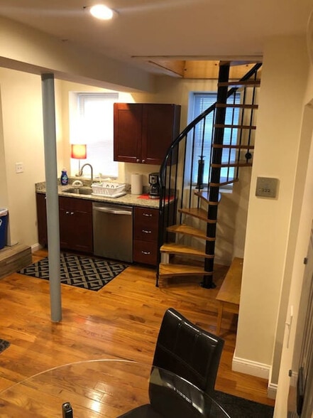 Building Photo - 109 Strathmore Rd