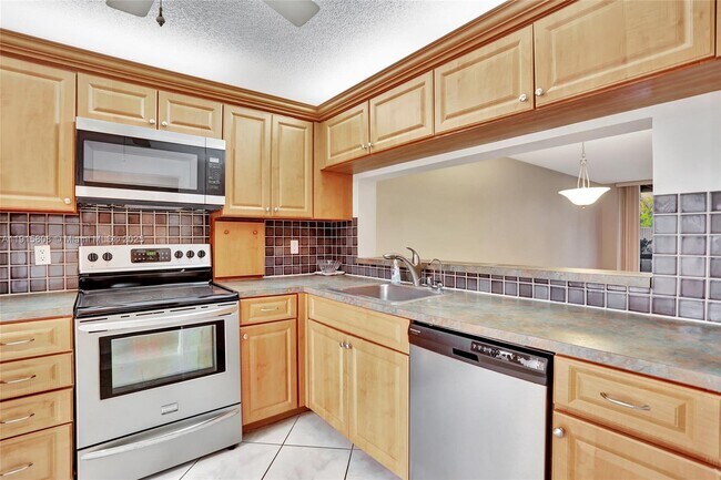 Building Photo - 4615 Carambola Cir S