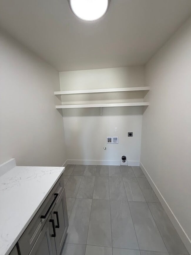 Building Photo - Modern Living Duplex in Keizer