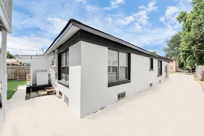 Building Photo - 2902 Truxillo St