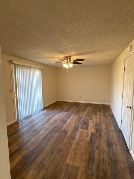 Family room - 15320 NE 31st St