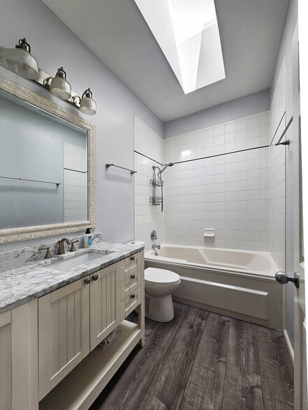 Primary bathroom - 2170 W Bowler St