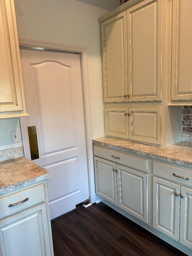 Building Photo - 800 Palomino Ln