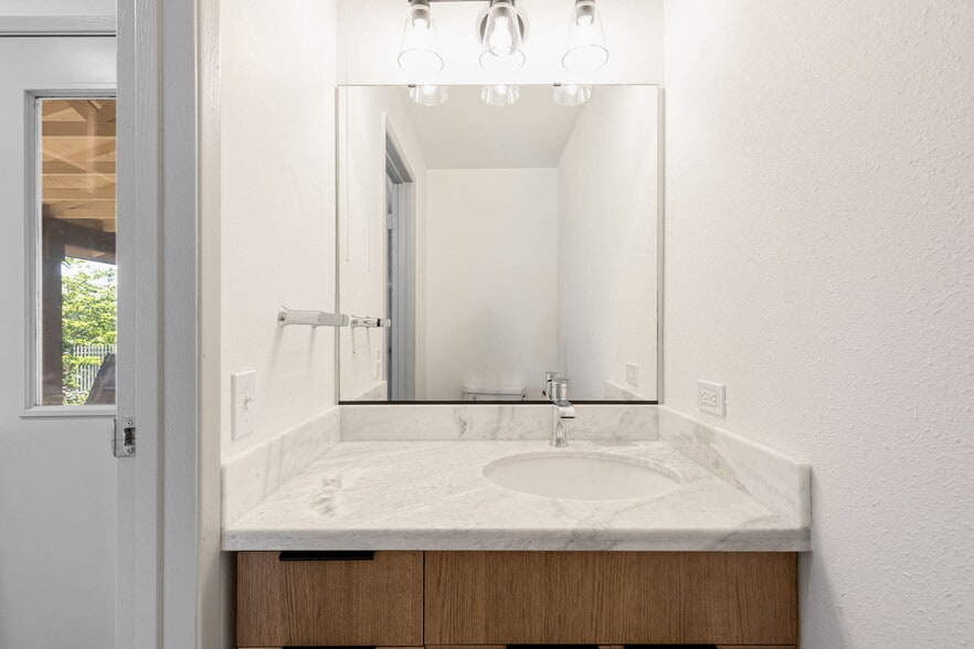 Building Photo - 11334 3rd Ave NE