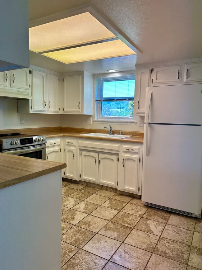 Building Photo - 2 Bedroom 1 Bath Near Downtown Available 8...
