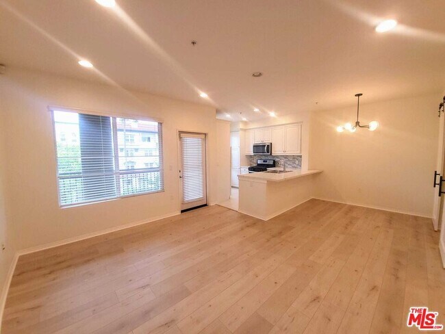 Building Photo - 6020 S Seabluff Dr