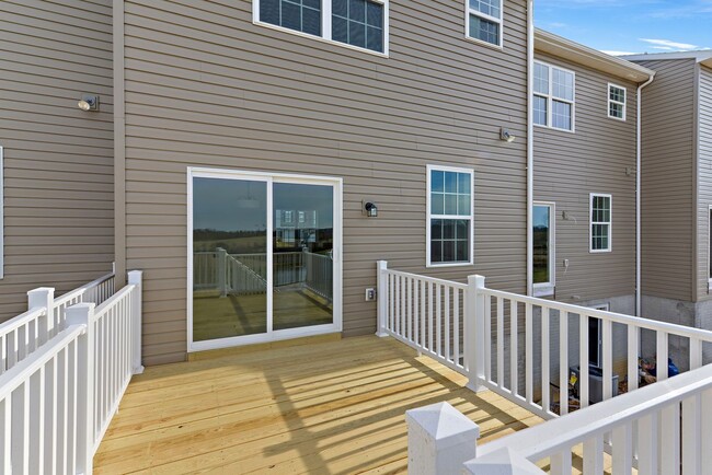 Building Photo - End Unit- 3 Bedroom Townhouse!