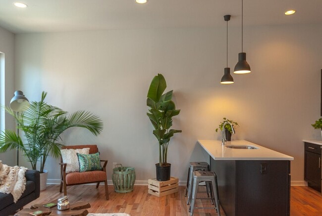 Building Photo - 2007 Hope St