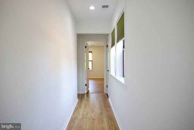 Building Photo - 5249 Strathmore Ave