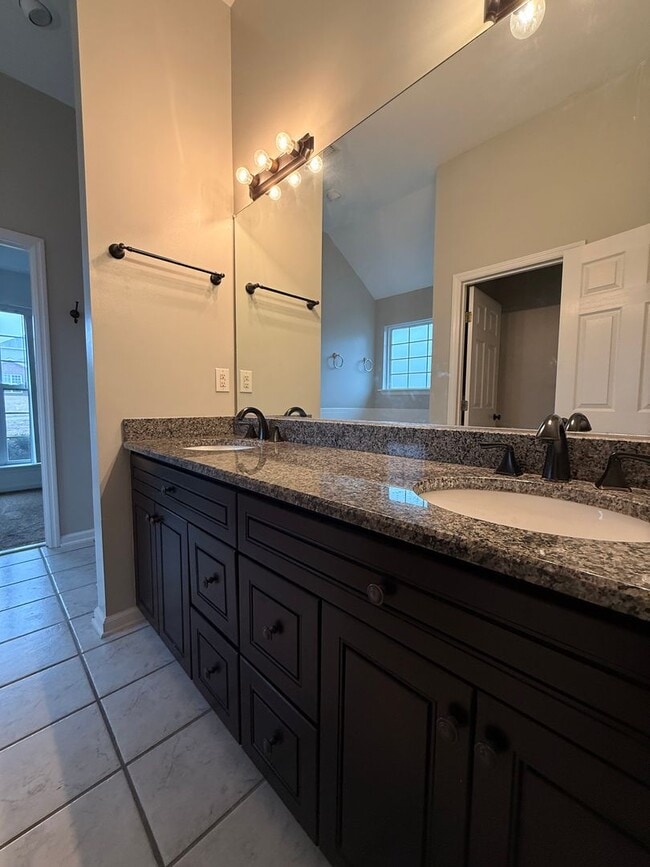 Building Photo - HOME FOR LEASE 4 BR 2 BATH RANCHSTYLE  SPLIT FLOOR PLAN AND OPEN  LARGE  FENCED BACKYARD  CONVENI...