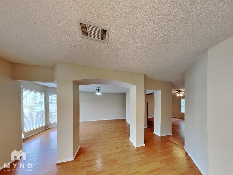 Building Photo - 3205 Meadowview Dr