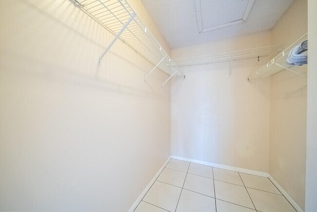 Building Photo - 202 Foxtail Dr