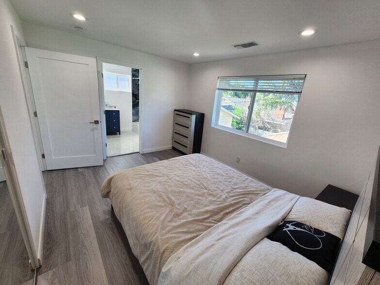 Building Photo - 10742 Gerald Ave