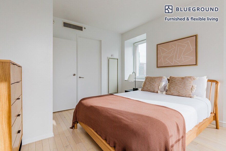 Building Photo - 70 W 45th St