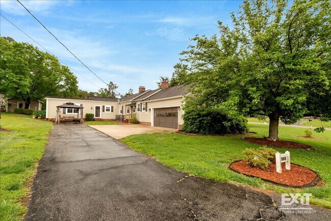 Building Photo - Beautiful 4 Bedroom, 2.5 Bath home Near Ke...