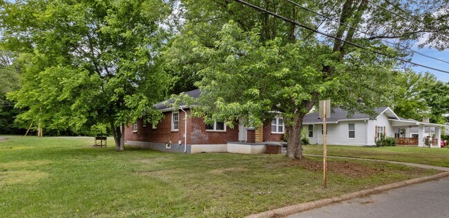 Building Photo - 815 Stafford St