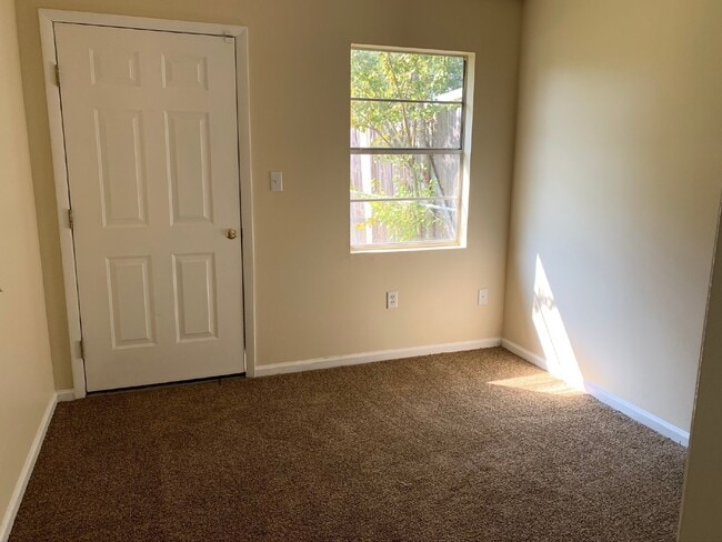 Building Photo - Duplex for Rent