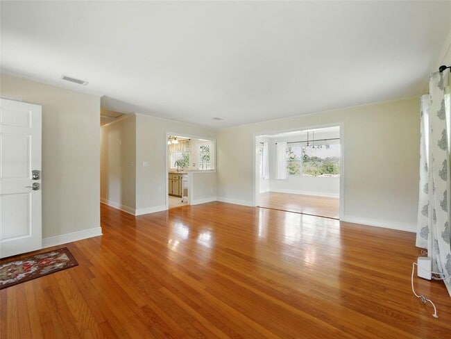 Building Photo - 1426 Crestview Dr